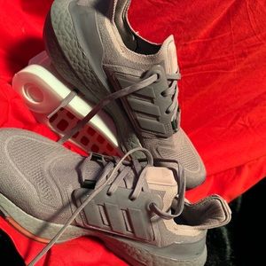 adidas Women's Ultraboost 22 Running Shoe, Magic Mauve/Legacy Purple/Turbo, 6